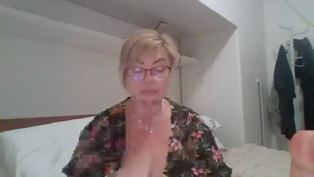 Snapshot of LindaL chatting on November 2025 12:19:02 PM LindaL online show from November 2025 12:19:02 PM